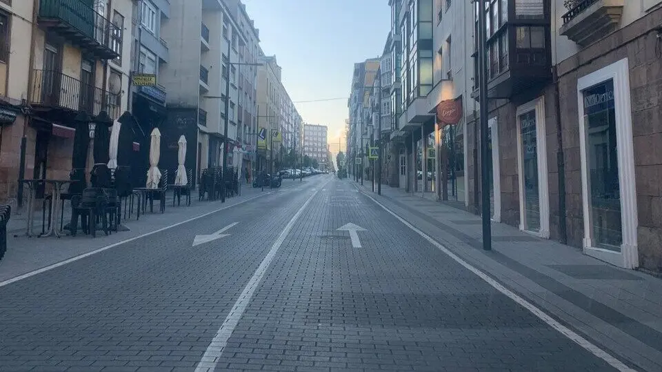 Calle Juli&aacute;n Ceballos tras su remodelaci&oacute;n. / A.E.