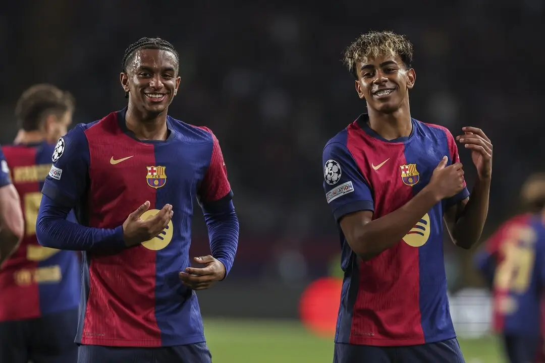 Lamine Yamal, del FC Barcelona, ​​celebra un gol con Alejandro Balde durante el partido de ida de los cuartos de final de la UEFA Champions League 2024/25 entre el FC Barcelona y el Borussia Dortmund, disputado en el Estadio Ol&iacute;mpico Lluis Companys el 9 de abril de 2025 en Barcelona, ​​Espa&ntilde;a.

Fecha: 09/04/2025.

Firma: AFP7 / Europa Press