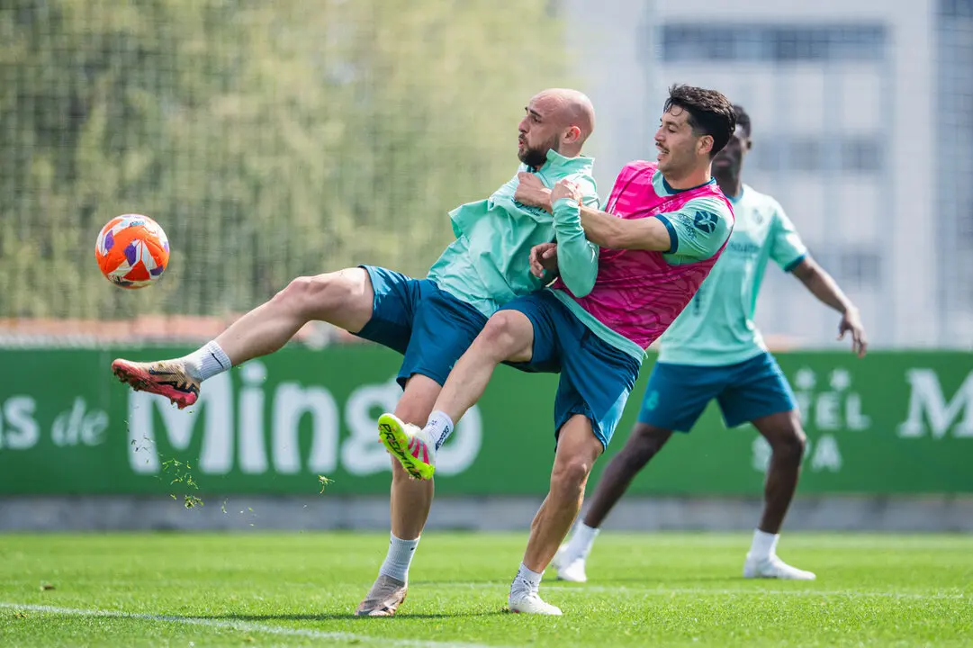 Los jugadores del Racing durante el entrenamiento de ayer en La Albericia. / RRC