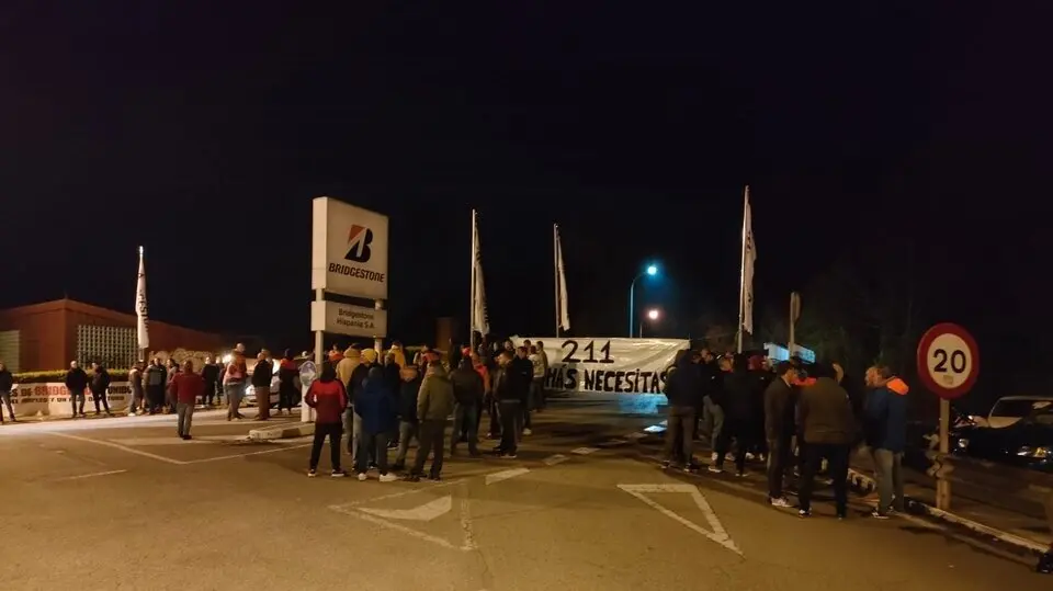 Trabajadores del turno de ma&ntilde;ana paralizan la actividad de la empresa. / UGT