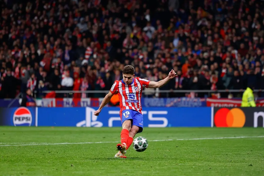 Penalti chutado por Juli&aacute;n &Aacute;lvarez. / EP