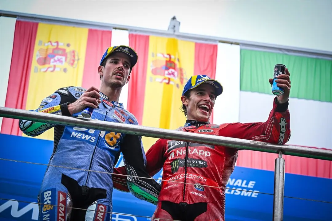 Los hermanos M&aacute;rquez tras una carrera. / EP
