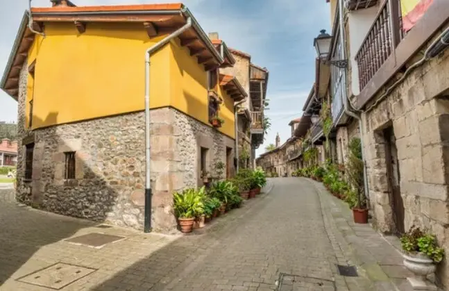 Una de las calles de Cartes. / A.S.