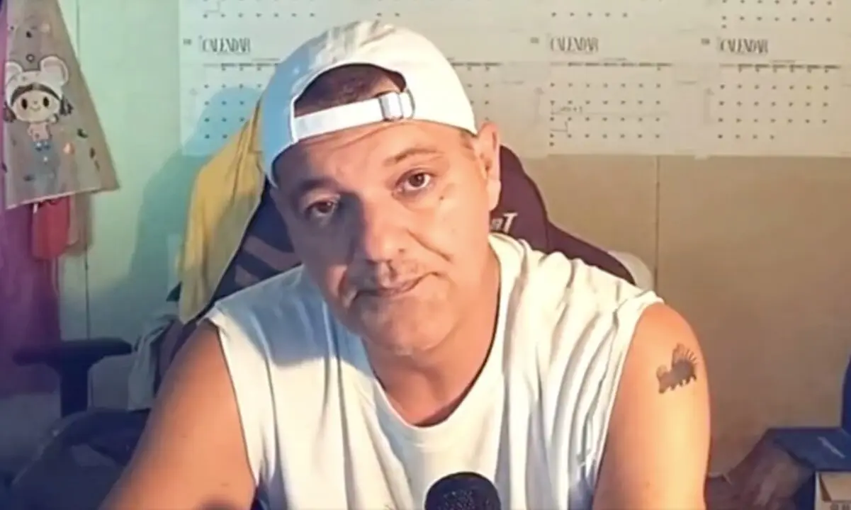 Frank Cuesta en uno de sus directos. / X