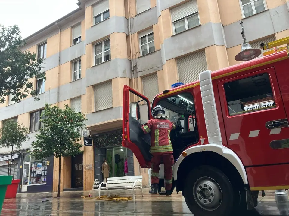 Un bombero durante una salida en la Calle Consolaci&oacute;n. / S.D.