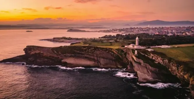 Vista a&eacute;rea de Santander, donde se ve el faro. / A.S.