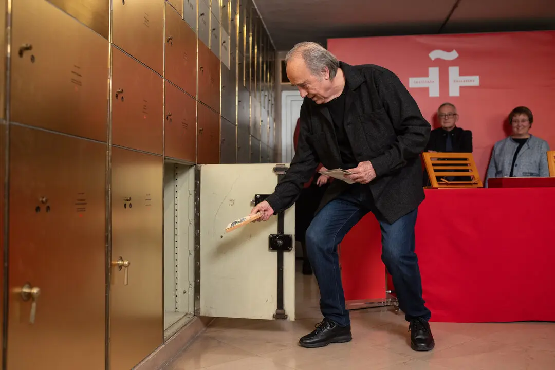 Joan Manuel Serrat ha depositado su legado simb&oacute;lico en la Caja de las Letras del Instituto Cervantes. / EP