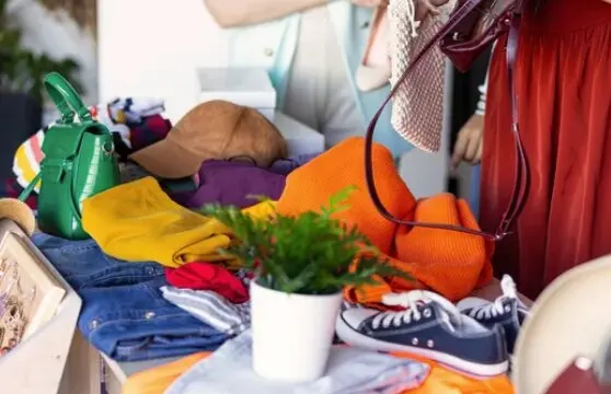 Varias personas compran en un mercadillo. / A.S.P
