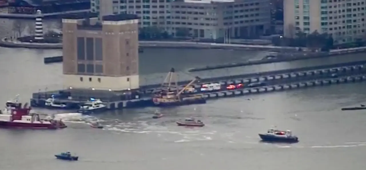 En la imagen, tres embarcaciones de la Guardia Costera &mdash;de las estaciones Kings Point, Nueva York y Sandy Hook&mdash; participan en las labores de rescate.