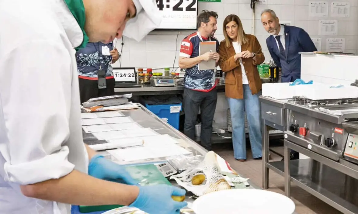 La presidenta de Cantabria, Mar&iacute;a Jos&eacute; S&aacute;enz de Buruaga, observa con atenci&oacute;n el trabajo del alumnado durante su visita a las competiciones de &lsquo;CantabriaSkills 2025&rsquo;, celebradas en el campus intercentros de Pe&ntilde;acastillo. / ALERTA