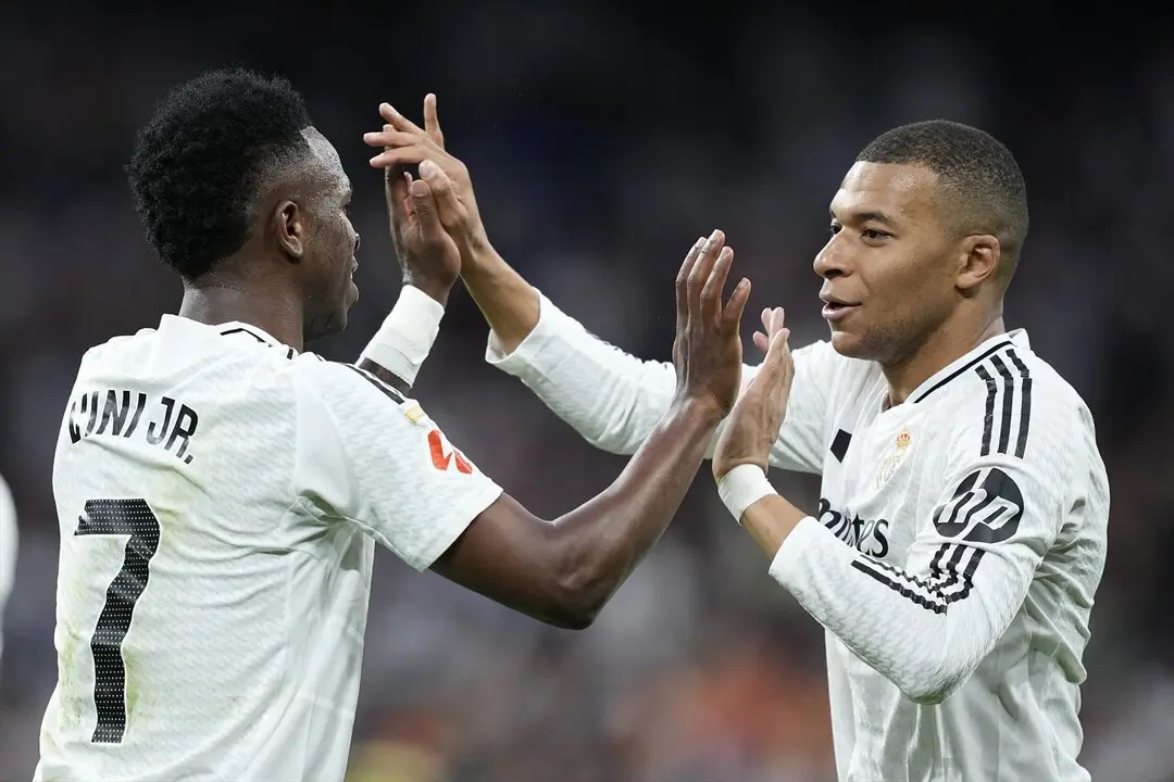 Mbapp&eacute; y Vinicius durante un partido de liga. / EP