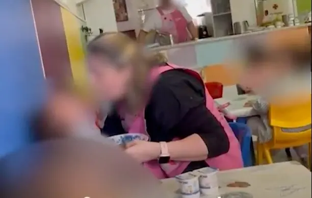 Captura del v&iacute;deo en el que la trabajadora pega a uno de los beb&eacute;s. / X