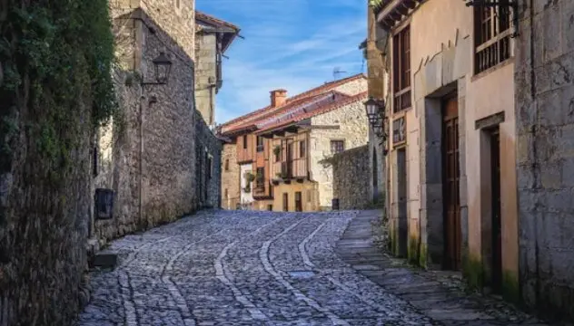 Una de las calles de Santillana del Mar. / A.S.