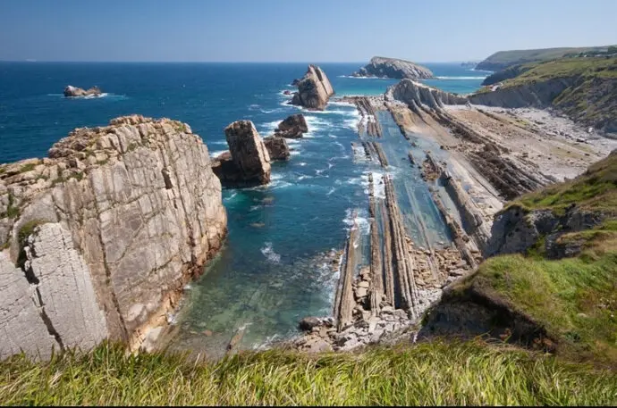 Paisaje del Geoparque Costa Quebrada. / ep