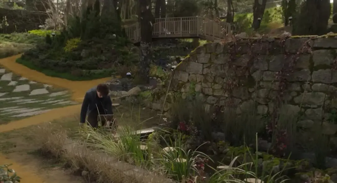 Captura de una imagen de trailer de 'El Jardinero'. / X