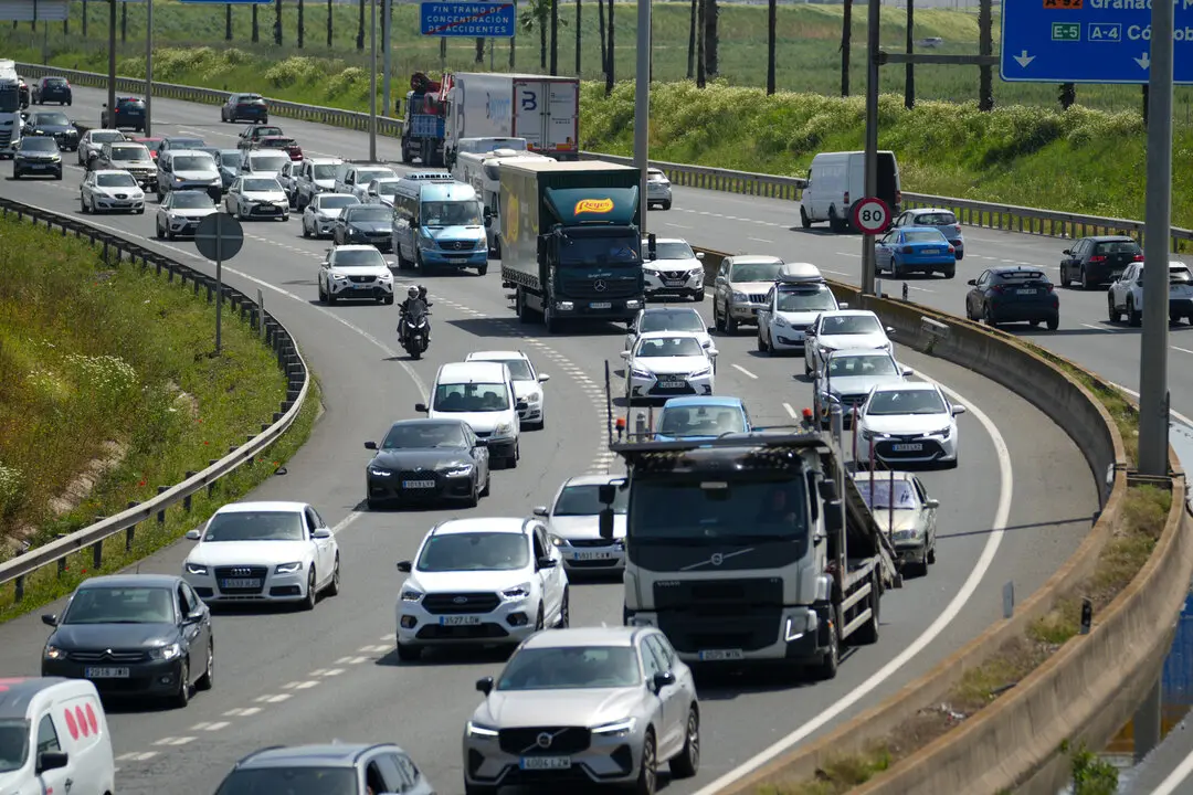 Una carretera con tr&aacute;fico por Semana Santa. / EP