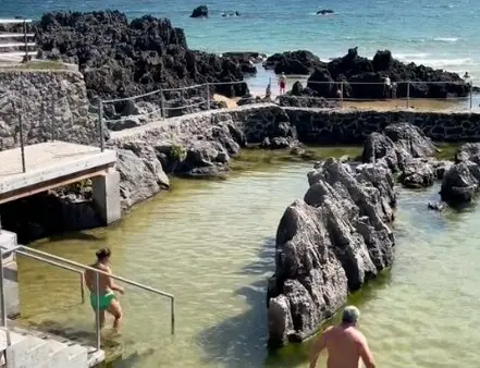 Varias personas en las piscinas naturales. / TIKTOK