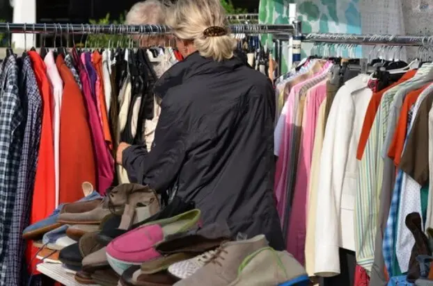 Una mujer compra en un mercadillo. / A.S.P