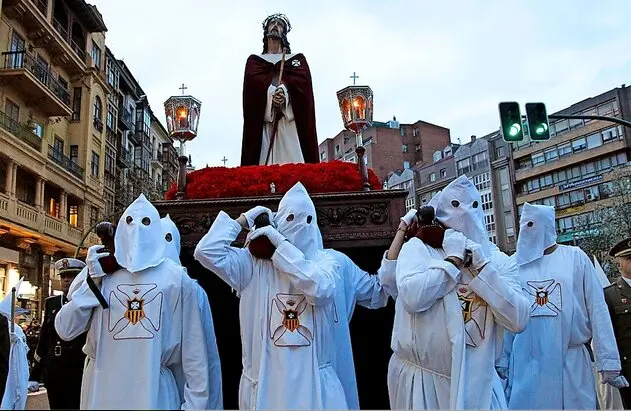 Fieles y devotos participan en la solemne procesi&oacute;n del Viernes Santo en Santander. / A.E.