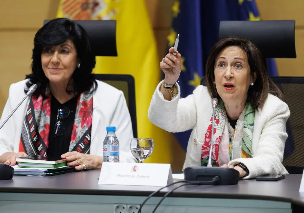 La directora del CNI, Esperanza Casteleiro (i), y la ministra de Defensa, Margarita Robles (d), durante una presentaci&oacute;n en el Centro Nacional de Inteligencia. / Eduardo Parra