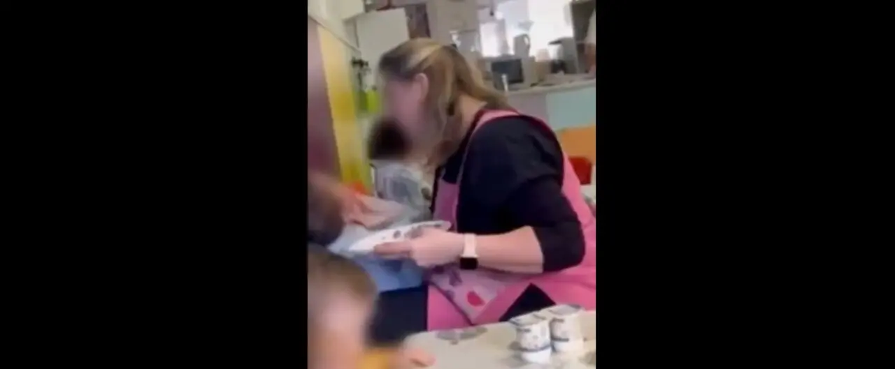 Momento del v&iacute;deo de la agresi&oacute;n de la trabajadora a un ni&ntilde;o. / X