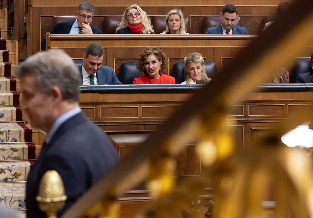 (I-D) El presidente del Gobierno, Pedro S&aacute;nchez; la ministra de Hacienda, Mar&iacute;a Jes&uacute;s Montero y ministra de Trabajo, Yolanda D&iacute;az, durante una sesi&oacute;n plenaria. / Eduardo Parra