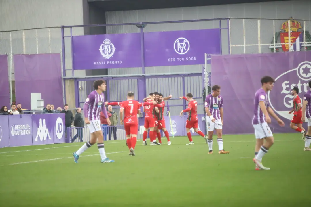Los jugadores dela Gimn&aacute;stica en el partido de ida en los Anexos del Zorrilla. / N&eacute;stor Revuelta