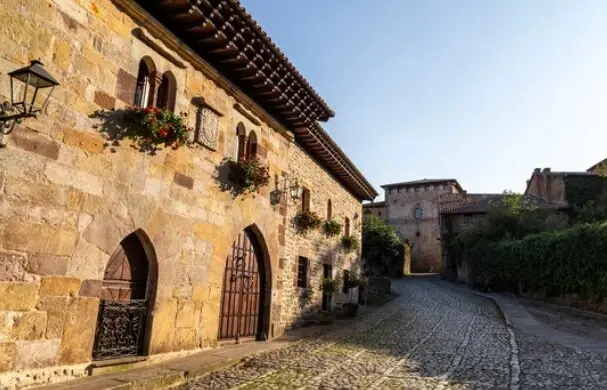 Una de las calles de Santillana del Mar. / A.S.