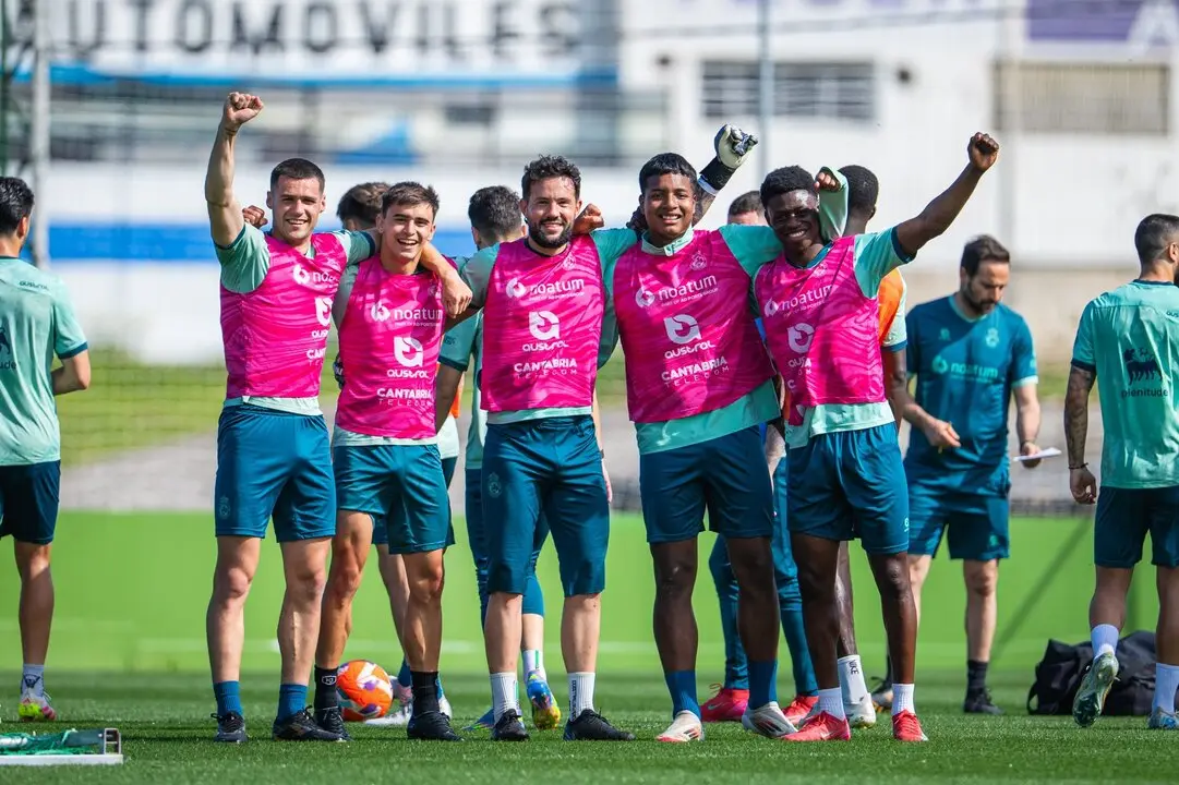 Varios jugadores del Racing durante el entrenamiento en La Albericia. / RRC