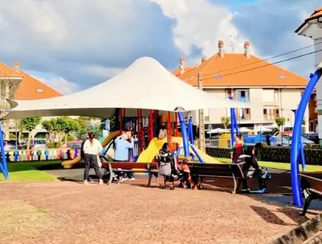 Varios ni&ntilde;os juegan en el parque. / TikTok
