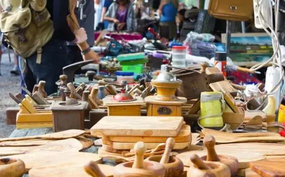 Varias personas en un mercadillo. / A.S.P