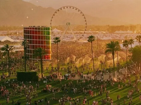 Cientos de personas disfrutan en el recinto del 'Coachella 2025'. / Coachella