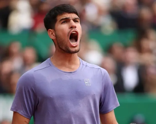 Carlos Alcaraz remonta y vence en Montecarlo. / X