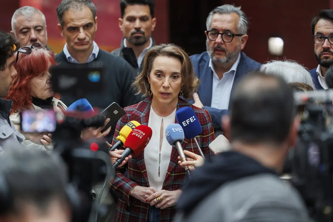 La secretaria general del PP, Cuca Gamarra, atiende a los medios de comunicaci&oacute;n. / EP
