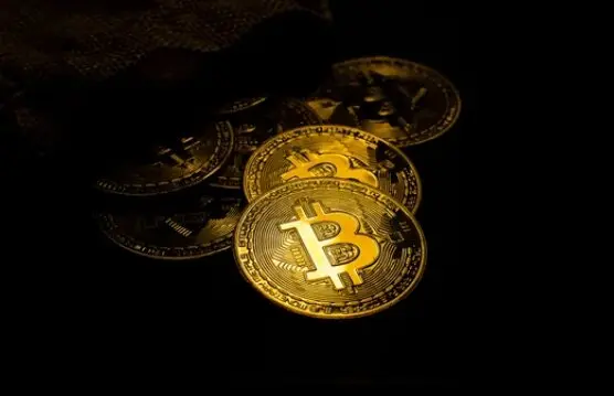 Un mont&oacute;n de criptomonedas doradas. / A.S.