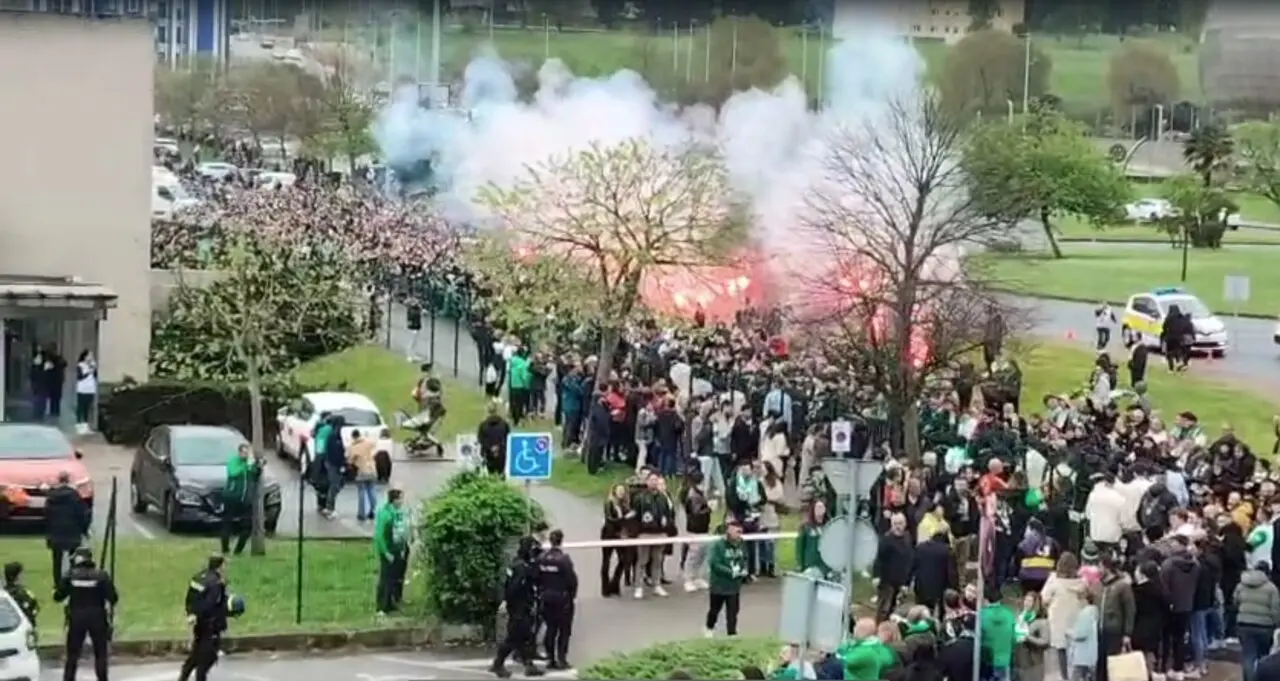 Paseillo de la afici&oacute;n a los jugadores. / X