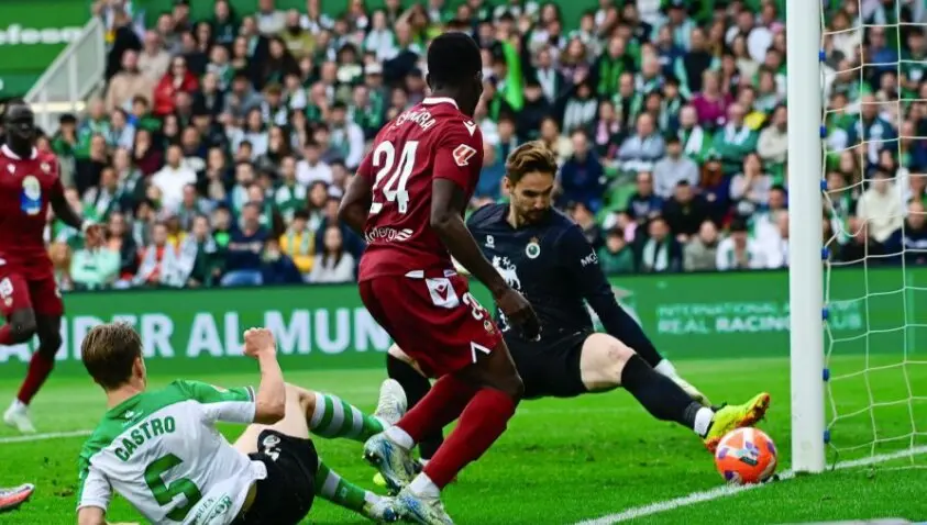 Jokin Ezkieta evita un gol cantado del Castell&oacute;n ante la presi&oacute;n de Camara y la ayuda defensiva de Javi Castro, en un intenso duelo disputado en El Sardinero.