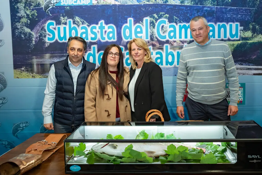 Nekane Arias captur&oacute; el primer salm&oacute;n de la temporada en Cantabria. / ALERTA