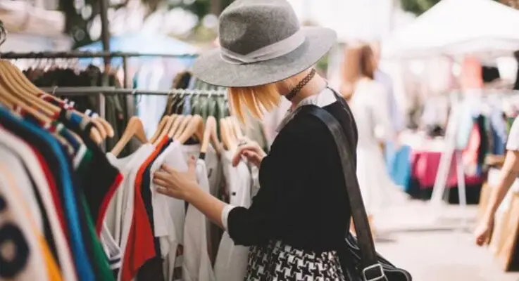 Una mujer compra en un mercadillo. / A.S.P