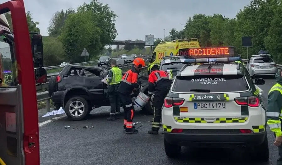 Efectivos de emergencias trabajan en la atenci&oacute;n y retirada del veh&iacute;culo siniestrado tras un accidente de tr&aacute;fico en la S-10, a la altura del kil&oacute;metro 12, en sentido Santander.