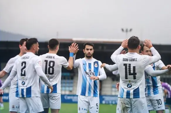 Los jugadores de la Gimn&aacute;stica celebran uno de los goles ante el Valladolid Promesas en El Malec&oacute;n, en un partido que acab&oacute; en goleada... pero tambi&eacute;n en descenso.