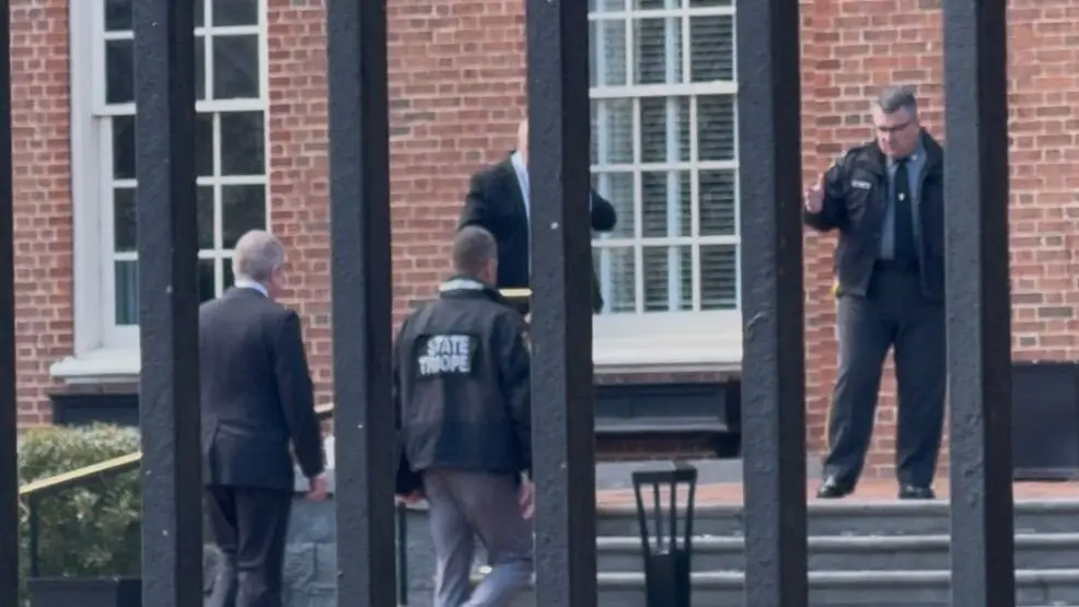 Agentes estatales y autoridades policiales inspeccionan el acceso principal a la residencia oficial del gobernador, en el marco de la investigaci&oacute;n por el incendio intencionado ocurrido durante la festividad de P&eacute;saj.