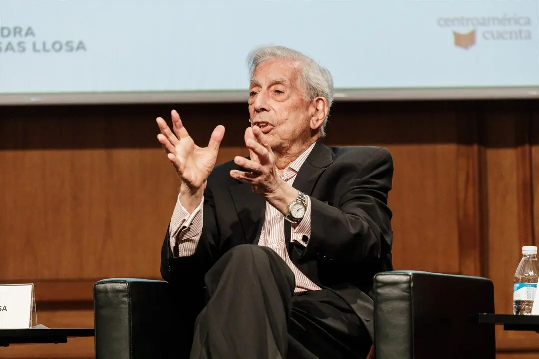 El escritor Mario Vargas Llosa participa en el ciclo 'El fuego de la imaginaci&oacute;n', en el Instituto Cervantes. / Carlos Luj&aacute;n