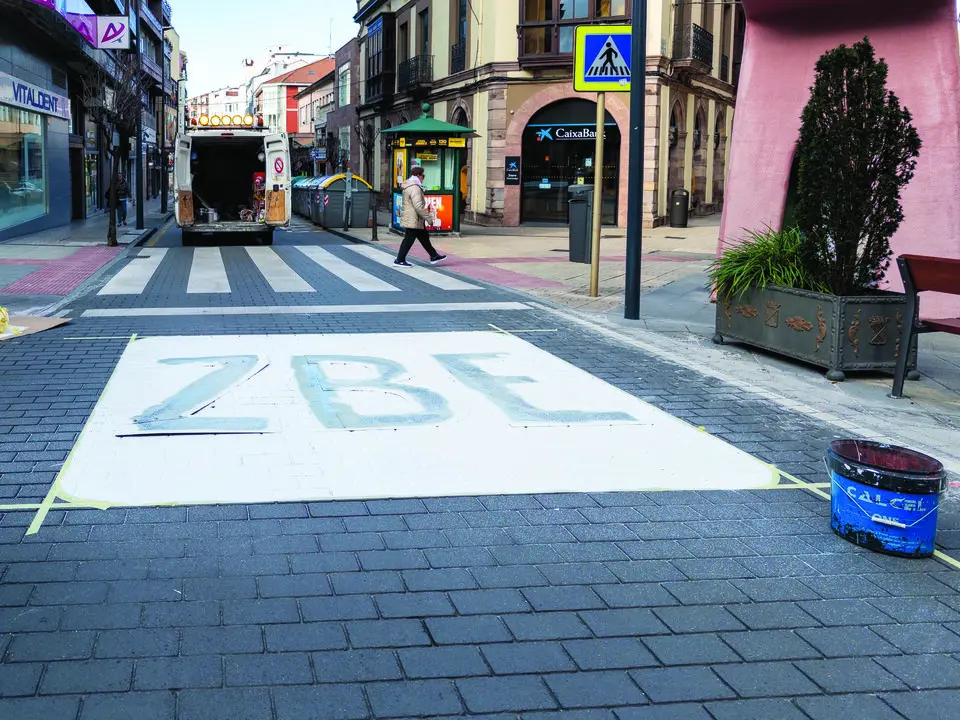 Casi la mitad de los visitantes a Torrelavega se quedar&aacute;n sin acceso por la ZBE. / Alerta