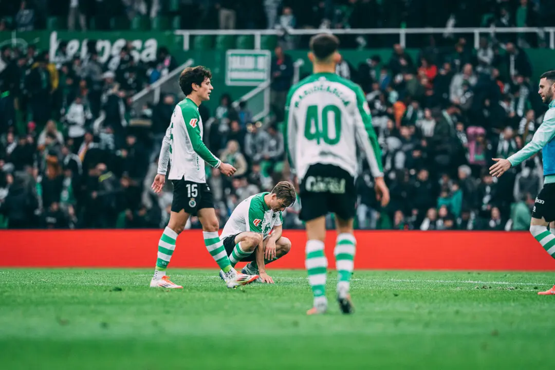Javi Castro, agachado, lamenta el empate ante el Castell&oacute;n, al igual que Mario y Sangalli. / RRC