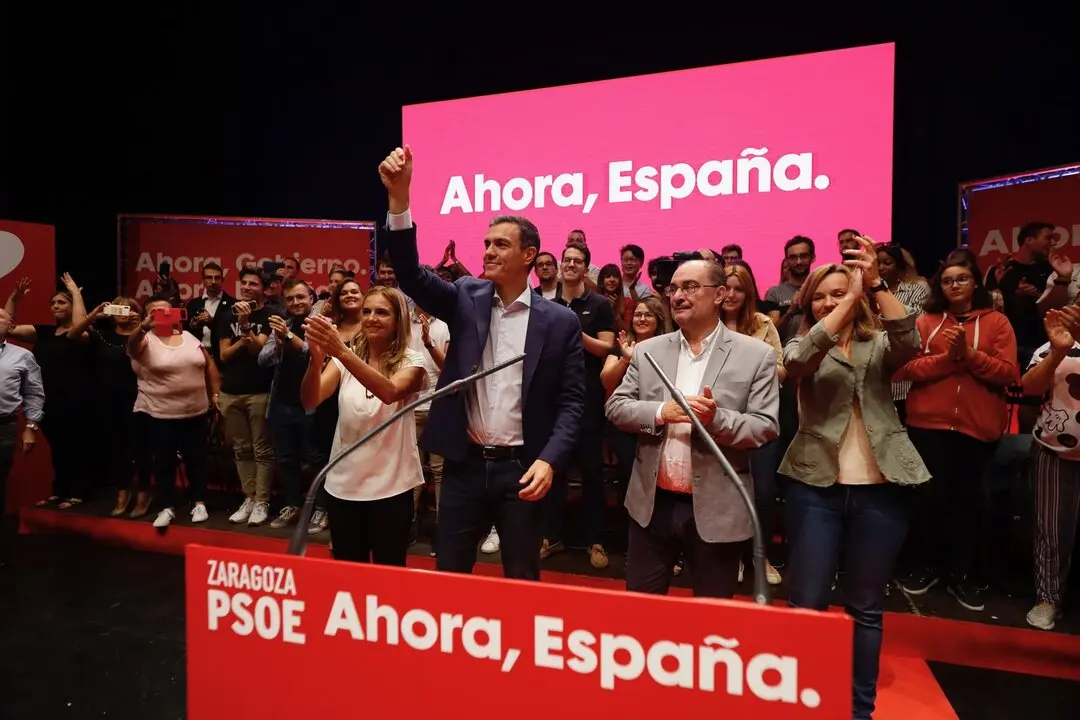 (I-D) La ministra Pilar Alegr&iacute;a, el presidente del Gobierno, Pedro S&aacute;nchez, y el expresidente de Arag&oacute;n, Javier Lamb&aacute;n, saludan durante un acto del PSOE en Zaragoza. / EP / Archivo