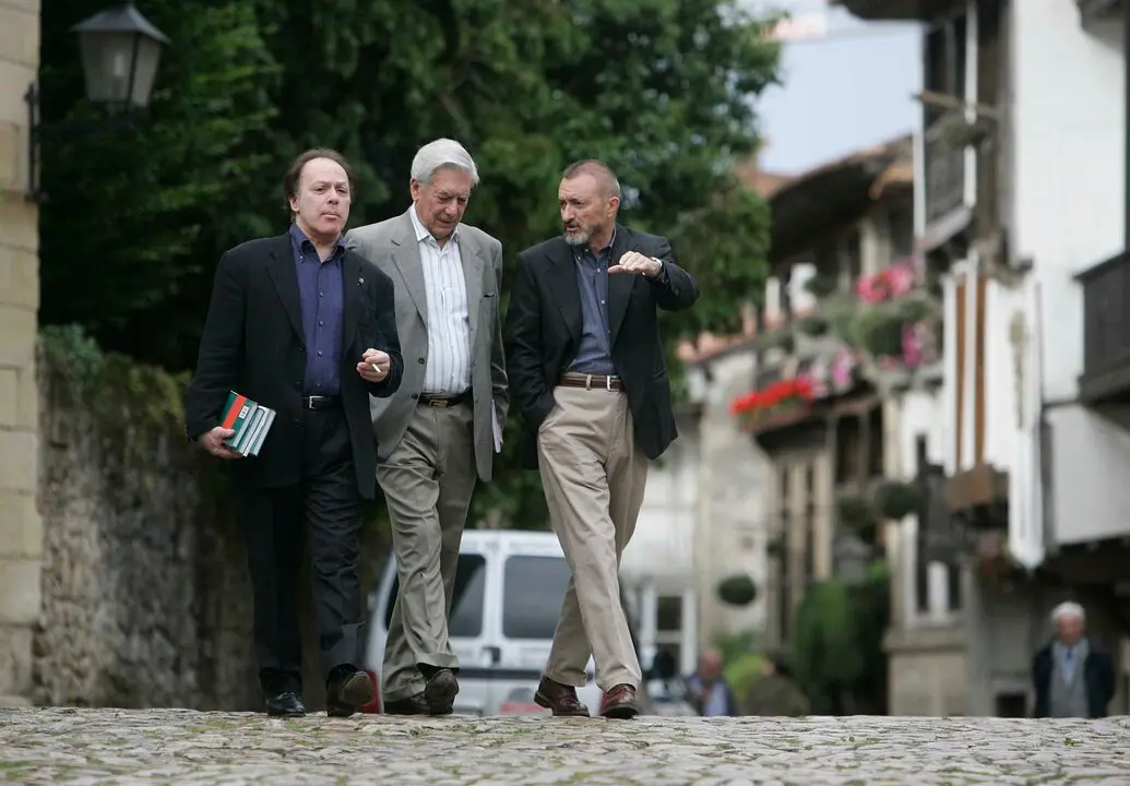 Mario Vargas Llosa, en el centro, junto a Arturo P&eacute;rez-Reverte y Javier Mar&iacute;as en Santillana del Mar. / A.E. / Archivo