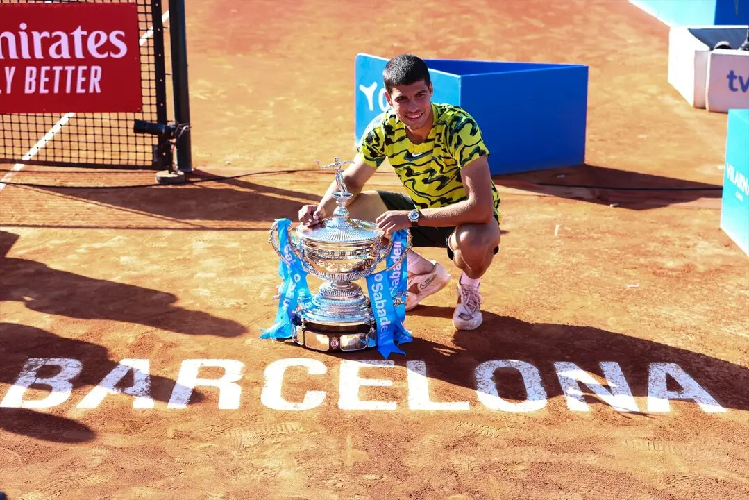 Carlos Alcaraz tras ganar a Tsitsipas la edici&oacute;n anterior. / EP