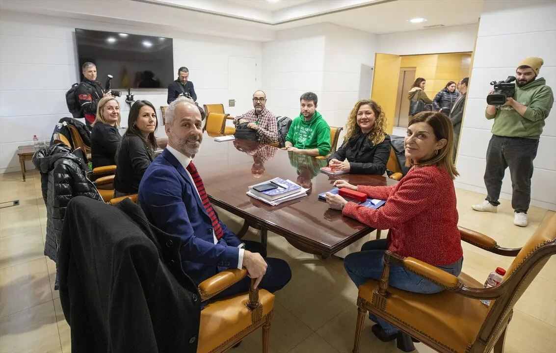 La presidenta de Cantabria, Mar&iacute;a Jos&eacute; S&aacute;enz de Buruaga, y el consejero de Educaci&oacute;n, Formaci&oacute;n Profesional y Universidades, Sergio Silva, se re&uacute;nen con los representantes de las organizaciones sindicales docentes. / EP