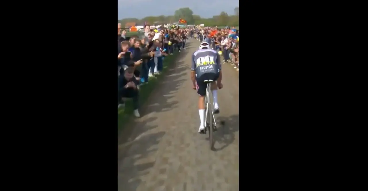 Van der Poel durante el incidente. / X
